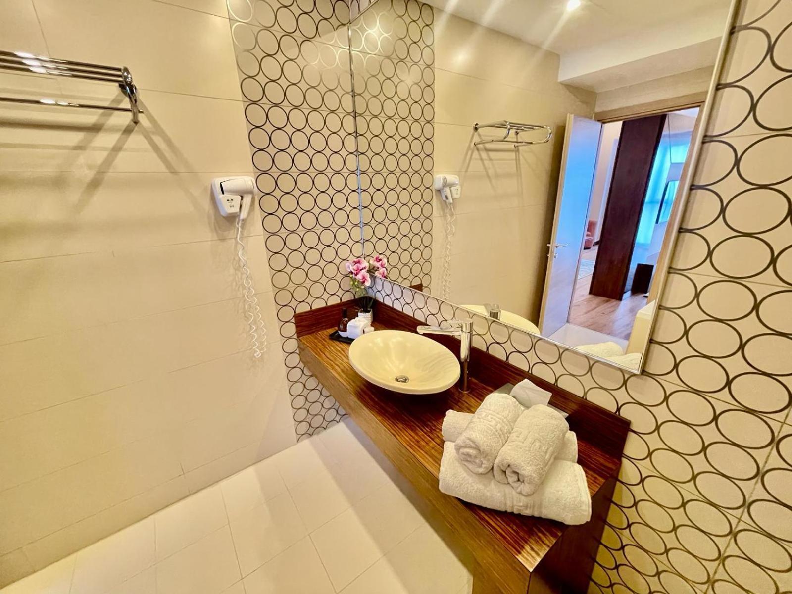 Presidential Luxury Apartments With Amazing View - Yamaluxe Bucharest Exterior photo